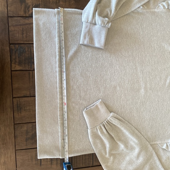 Tahari Ruffle Sweater - Large - Picture 8 of 8